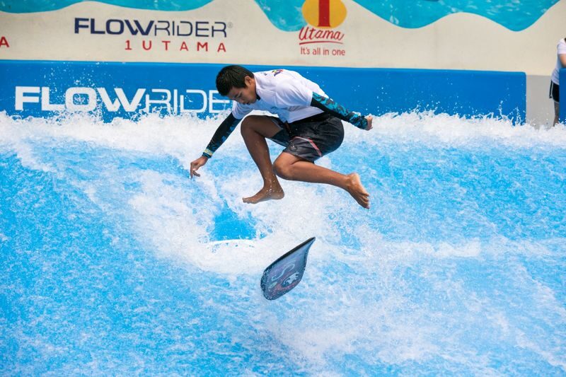 FlowRider 1 Utama Surfing Experience in Kuala Lumpur - The instructor helps you find your balance