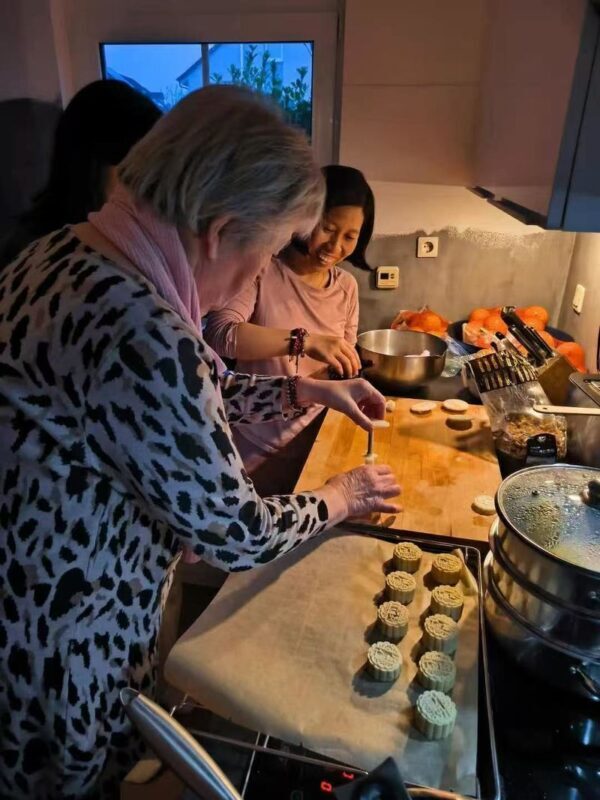 Follow the Rabbit Cooking Experience - Traditional Chinese Pastry Mooncake Baking - Making mooncakes the old-fashioned way