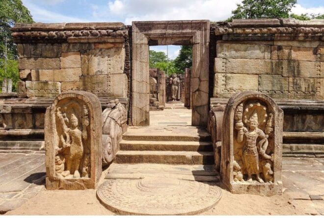 Fom Colombo: Sigiriya Rock & Ancient City of Polonnaruwa - Transportation Options