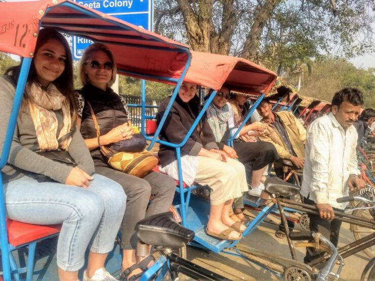 Food & Heritage Walk Tour With Tuk-Tuk & Rickshaw - Language and Group Size