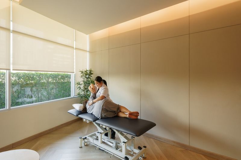 Form Recovery and Wellness at Asok in Bangkok - Choosing between compression and hands-on care