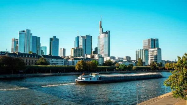 Frankfurt: Insta-Perfect Walk With a Local - Booking Information