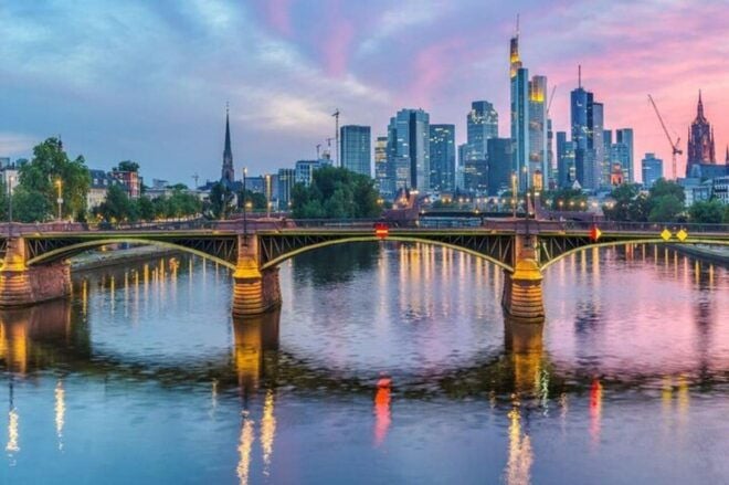 Frankfurt : Must-See Attractions Walking Tour With A Guide - Customizable Itinerary Options