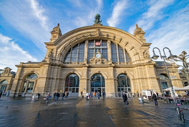 Frankfurt: Private Guided Tour With Transportation - Discover Frankfurts River Main on a Sightseeing Cruise