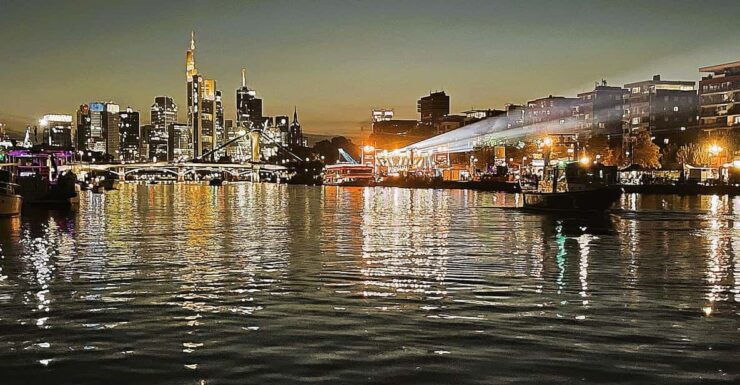 Frankfurt: Private Romantic Skyline Boat Tour - Key Points