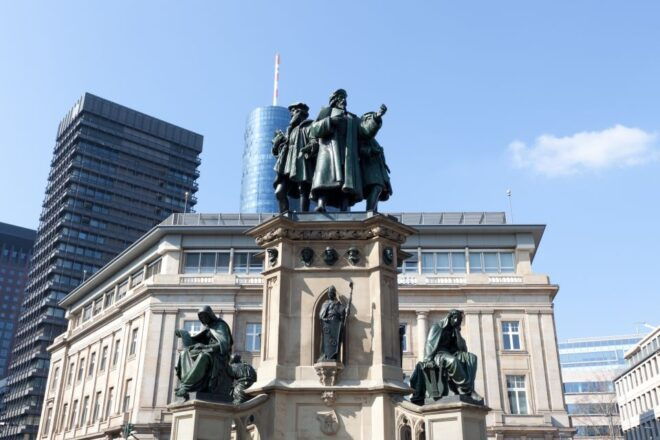 Frankfurt: Private Walking Tour With Relaxing Cruise - Helpful Information