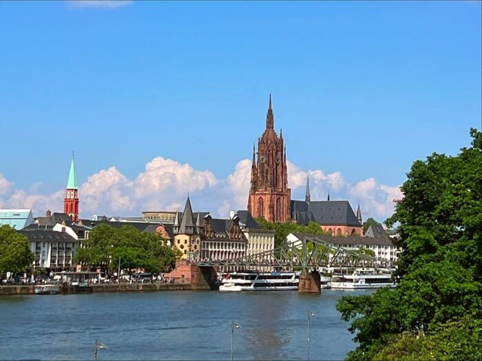 Frankfurt: Walking tour in German in private - just for you and your friends - The Sum Up