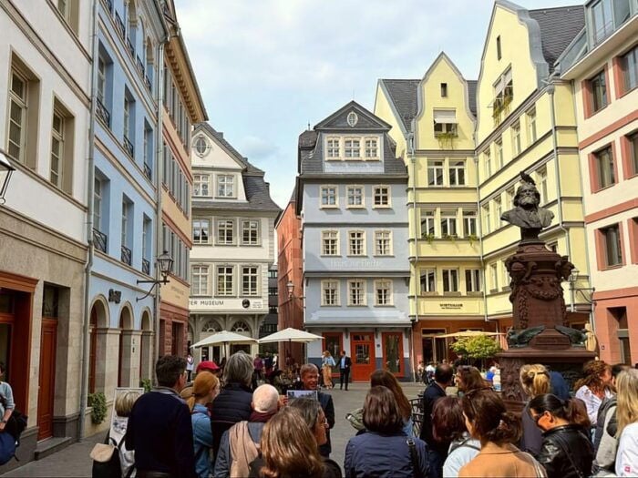 Frankfurt: Walking tour in Russian in private - just for you and your friends - FAQ