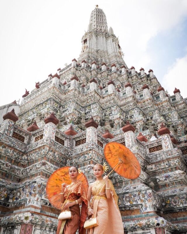 (Free eSIM)Thai Costume Photo Tour- Wat Arun in Bangkok(MyProGuide) - Phone photos, accessories, and the photographer question