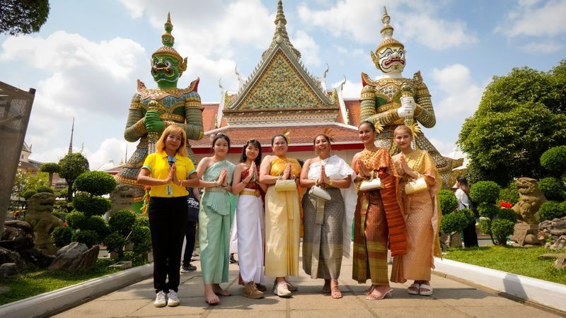 (Free eSIM)Thai Costume Photo Tour- Wat Arun in Bangkok(MyProGuide) - Heat, crowds, and what to bring
