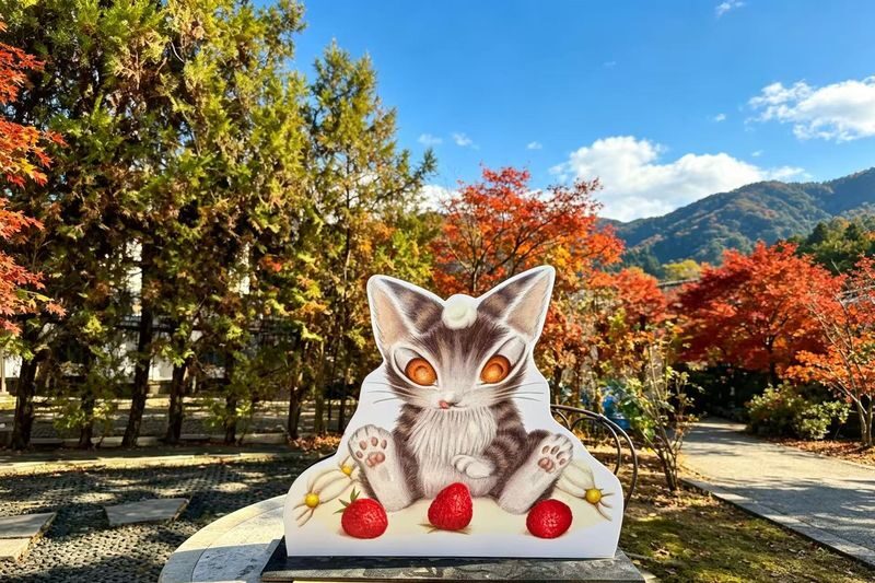 Free Swan Boat Ticket | Mount Fuji Seasonal Limited Autumn Leaves Twin Lakes Day Tour | Kawaguchiko Autumn Leaves Corridor & Lake Yamanaka & Oshino Hakkai & Konohana Museum | Depart from Tokyo, Chinese and English Service - A quiet pause at the Konohana Museum