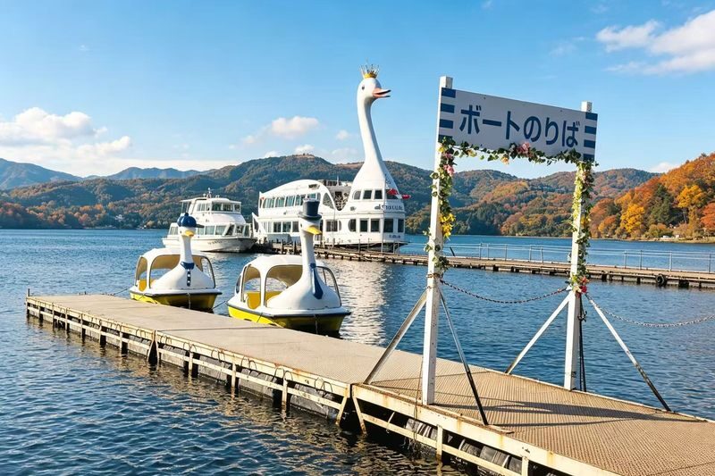 Free Swan Boat Ticket | Mount Fuji Seasonal Limited Autumn Leaves Twin Lakes Day Tour | Kawaguchiko Autumn Leaves Corridor & Lake Yamanaka & Oshino Hakkai & Konohana Museum | Depart from Tokyo, Chinese and English Service - Who should book this Fuji day tour?