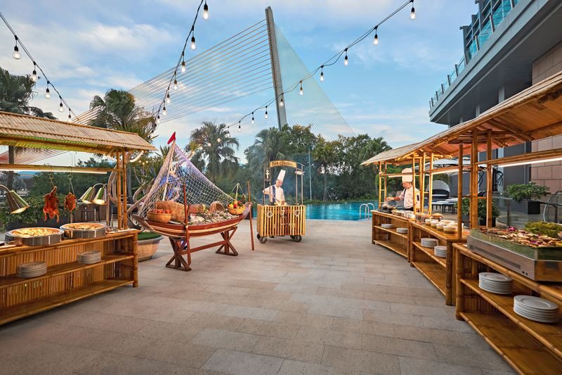 Friday BBQ Seafood Buffet At Grand Mercure Danang - What the free-flow drinks add to the price