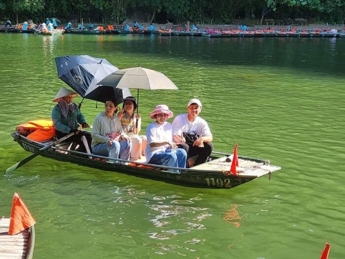 FRIENDLY TRAVEL HOA LU-TRANG AN 1 SMALL GROUP BY LIMOUSINE - Discovering the Wonders of Trang An