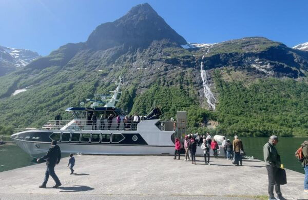 From Ålesund to Øye: Hjørund Fjord One-Way Boat Cruise - Meeting Point