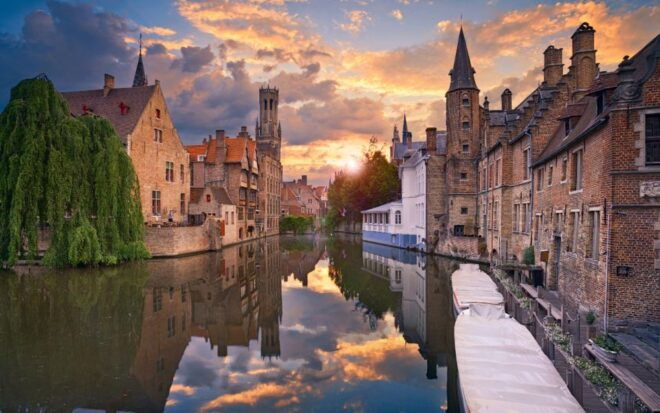 From Amsterdam: Bruges Luxury Bus Tour - Full Description of Bruges