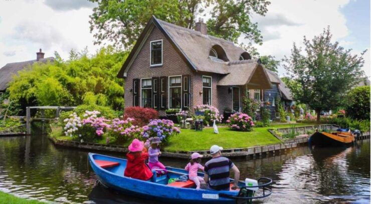 From Amsterdam: Giethoorn Guided Day Trip With Canal Cruise - Experience of the Guided Day Trip