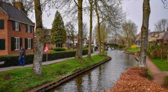 From Amsterdam: Giethoorn Guided Day Trip With Canal Cruise - Language Options and Tour Guide Information