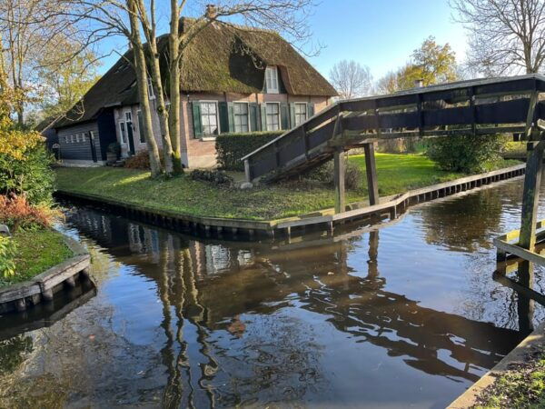 From Amsterdam: Giethoorn Small Group Tour With Boat Ride - Exploring Giethoorn by Boat