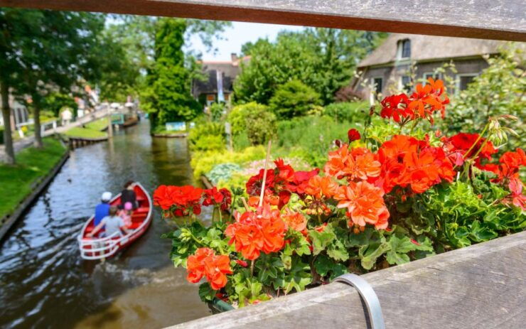 From Amsterdam: Giethoorn Tour Including Cruise and Walking Tour - Experience Highlights
