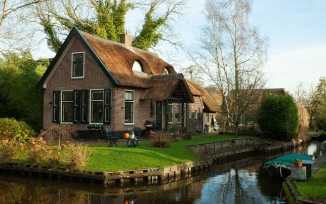 From Amsterdam: Giethoorn Tour Including Cruise and Walking Tour - Full Description of the Activity