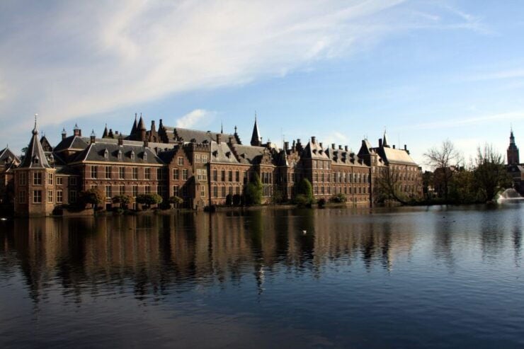 From Amsterdam: Kinderdijk and the Hague Tour With Museums - Scenic Views and Luxurious Minivan