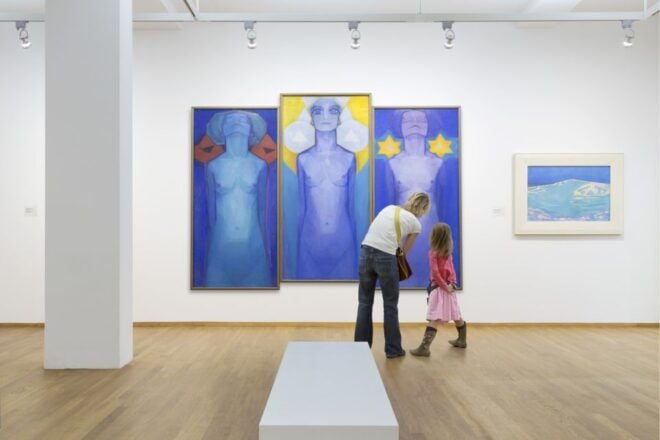 From Amsterdam: Kinderdijk and the Hague Tour With Museums - Visit to Kinderdijk Windmill