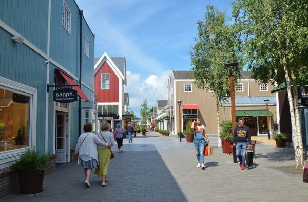 From Amsterdam: Private Day Trip to Fashion Outlet - Booking and Cancellation Policies
