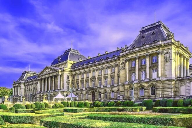 From Amsterdam: Private Sightseeing Trip to Brussels - Host or Greeter Information