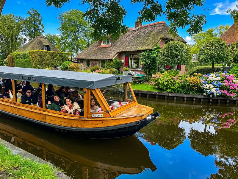 From Amsterdam to Giethoorn Day Trip & Guided Canal Cruise - The road from Amsterdam to Giethoorn