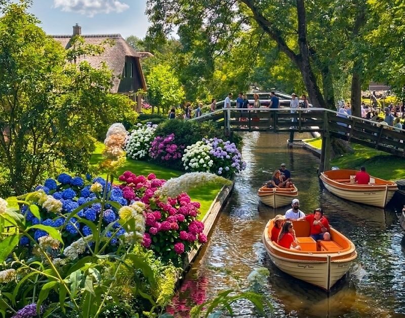 From Amsterdam to Giethoorn Day Trip & Guided Canal Cruise - Cheese before the canals