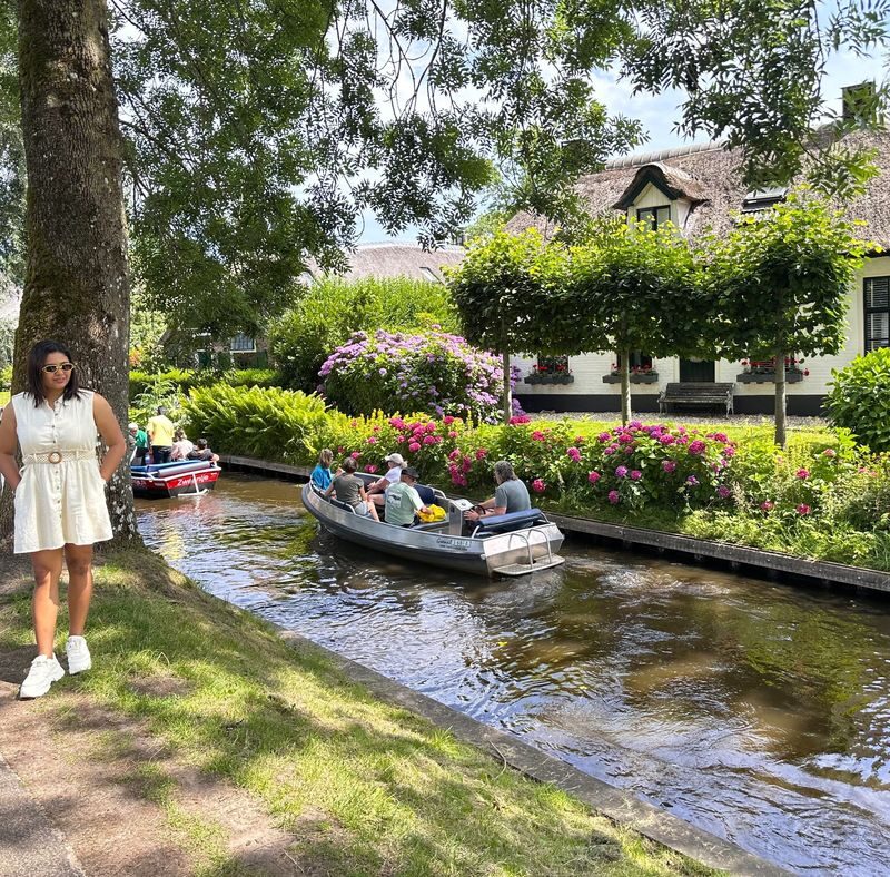 From Amsterdam to Giethoorn Day Trip & Guided Canal Cruise - Three hours to make the village your own