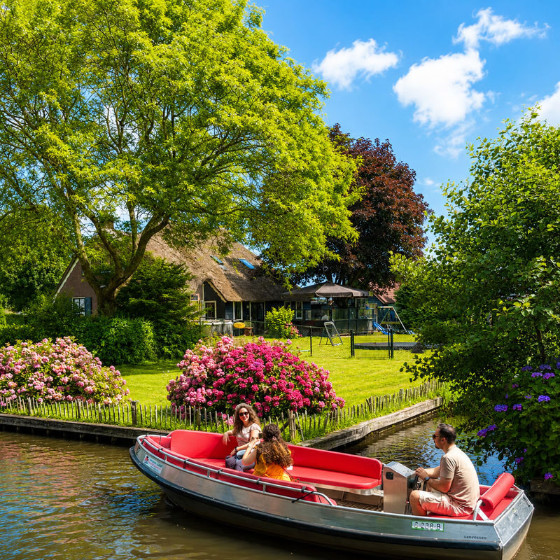 From Amsterdam to Giethoorn Day Trip & Guided Canal Cruise - Who should book this day trip?