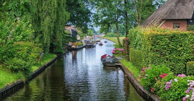 From Amsterdam: Zaanse Schans and Giethoorn Countryside Trip - Discovering Giethoorns Picturesque Canals