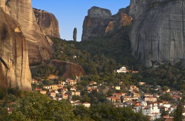 From Athens: Private Day-Tour to Meteora and Thermopylae - Plain of Thessaly