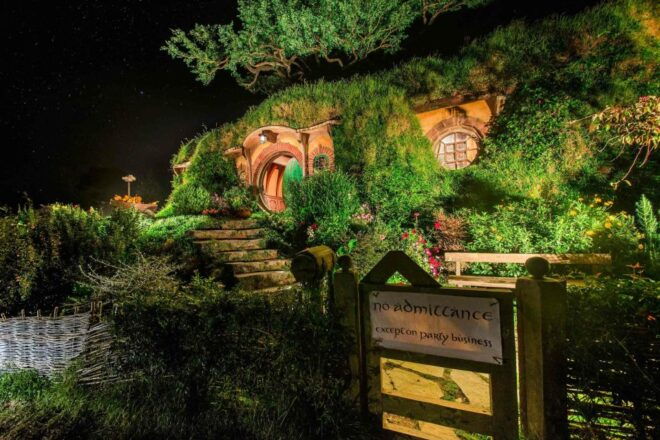 From Auckland: Hobbiton Movie Set Full-Day Small-Group Trip - Complimentary Drink and Souvenir Shopping