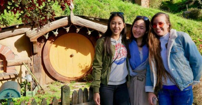 From Auckland: Hobbiton & Waitomo Caves Full-Day Trip - Exploring the Waitomo Glowworm Caves