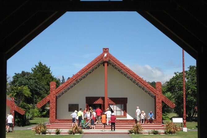 From Auckland: Rotorua & Waitomo Wonders Tour - Rotorua Lakefront & Government Gardens