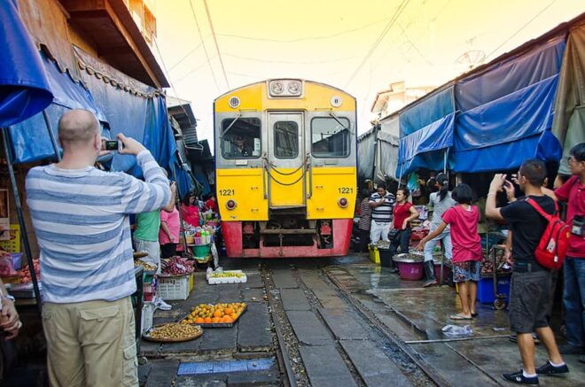 From Bangkok: Damnoen and Maeklong Markets Private Tour - Experience at Damnoen Saduak