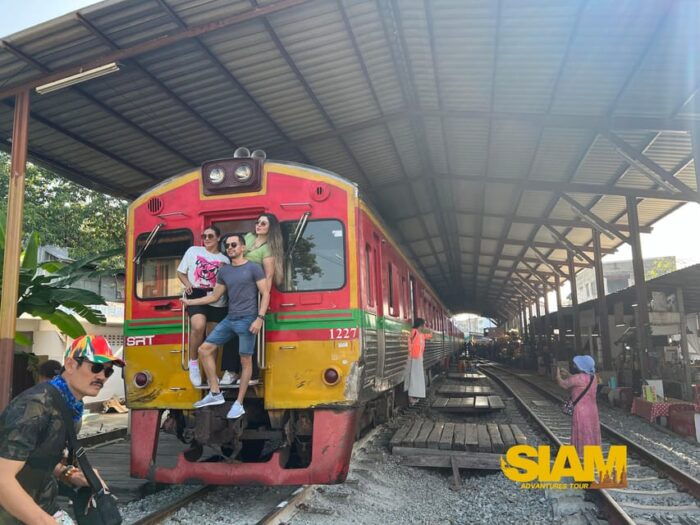 From Bangkok:Damnoen Floating Market and Railway Market Tour - Booking and Reservations