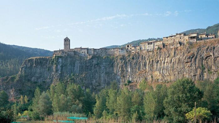 From Barcelona: Besalú & Medieval Towns Tour W/ Hotel Pickup - Getting to Barcelona