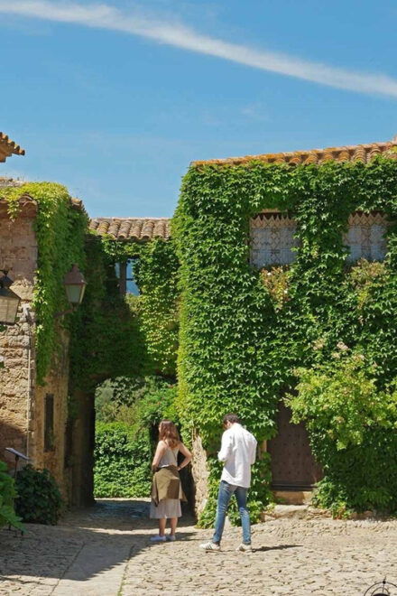 From Barcelona: Costa Brava Coastline Medieval Village Tour - Exploring Medieval Towns