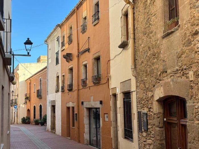 From Barcelona: Costa Brava Typical Towns Full Day Tour - Discover Well-Preserved Medieval Towns