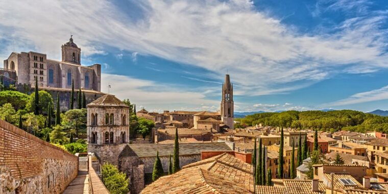 From Barcelona: Girona, Figueres, Dalí Museum, and Cadaqués - Exploring Gironas Historic Center and Jewish Quarter