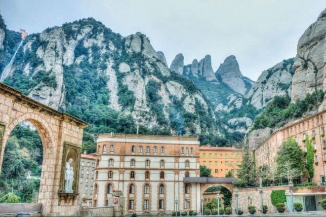 From Barcelona: Montserrat Guided Tour & Return Bus Transfer - Free Time to Explore