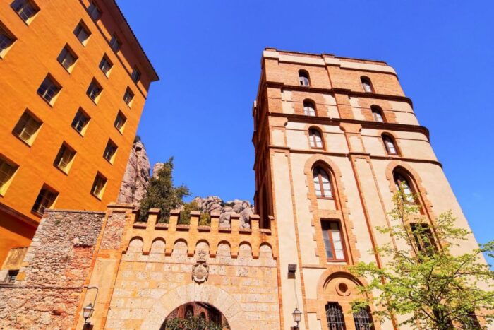 From Barcelona: Montserrat Tour, Rack Railway & Licor Taste - Accessibility and Recommendations