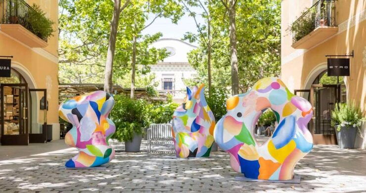 From Barcelona: Transfer to La Roca Village Outlet - Exclusive Comfort
