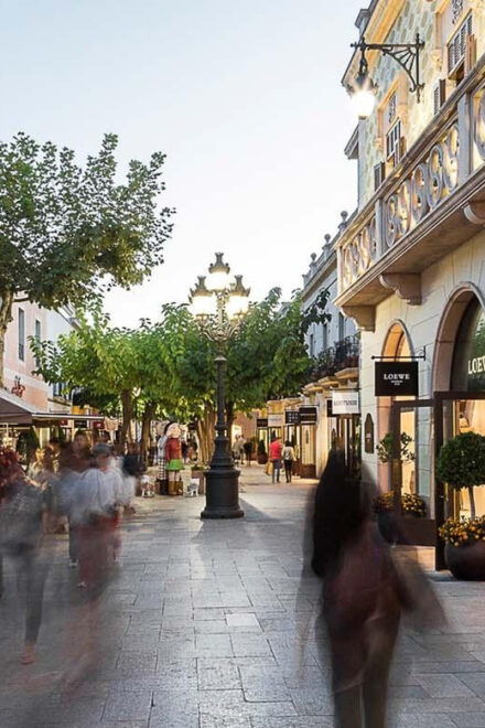 From Barcelona: Transfer to La Roca Village Outlet - Personalized Service