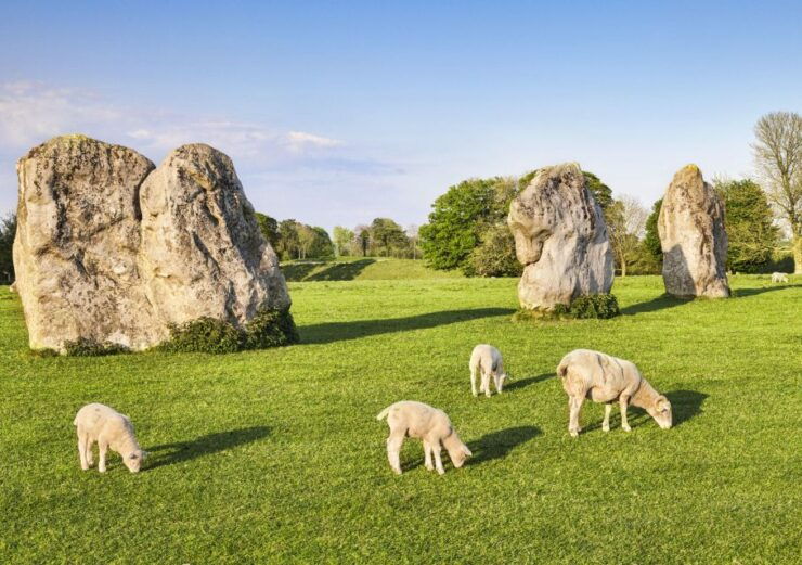 From Bath: Stonehenge & the Cotswolds Full-Day Tour - Exploring Aveburys Ancient Wonders