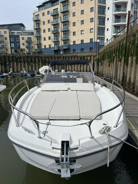 From Brighton: Beneteau Flyer Sundeck Private Charter - Boat Features and Amenities